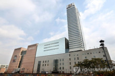매출 1등 내줬다…롯데百 미확인 문건에 끙끙