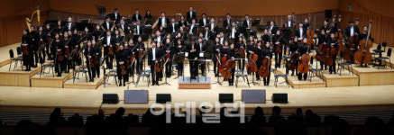 [포토]인사하는 경기필하모닉 오케스트라