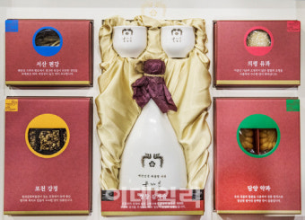 文대통령, 유공자·소외계층 등 1만여명에 설 선물 전달…평창 전통주 포함