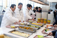 [포토] 진천선수촌서 선수들과 식사하는 정세균 국회의장