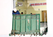 [포토]만경봉호, 연결다리 닫힘