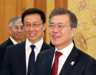 文대통령, 한정 中상무위원 접견…북미대화 中 협조 당부