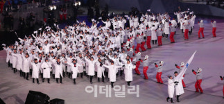 [포토]환호 받으며 입장하는 南北 선수단
