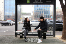 [동네방네]서울 서초구, 버스정류장 사계절 ‘온돌의자’ 인기