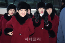 [포토]미소지으며 떠나는 북한예술단