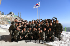 이왕근 공군총장, 하늘 아래 첫 부대서 장병들과 설 떡국 식사