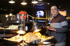 [성공異야기]②지구 반대편에서도 떡볶이 먹는 날 올 것