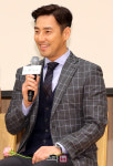 [포토]배우 김성수, '화면으로 확인해주세요'