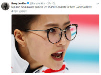 韓여자 컬링 축하…문라이트 감독도 안경선배 매력에