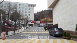 [르포]용역 동원에 휴교령까지…총신대 캠퍼스에 봄은 오지 않았다