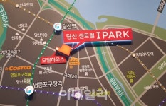 중도금 대출 되니까요…당산 센트럴 아이파크, 예비 청약자들로 북적