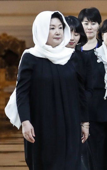 'UAE 방문' 김정숙 여사, 히잡·아바야로 패션외교?