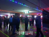 만원의 행복 콜라텍…인천서 동대문까지 원정도 불사