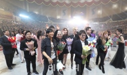 [포토]아쉬워하는 남북 예술인