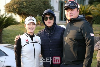[포토] 김지현 '시즌 첫 우승은 스승 안성현과 콤비 캐디에게'