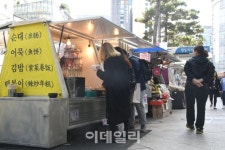 [동네방네]명동 롯데백화점 앞 노점실명제 2개월 “깔끔해졌네”