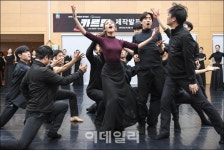 원작의 결말은 잊어라…비운의 카르멘 이색 무용으로