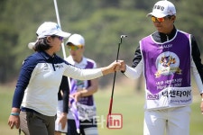 [포토] 조정민 첫 홀 버디로 시작합니다