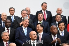 [포토]대화하는 김동연 경제부총리-필립 해몬드 영국 재무장관