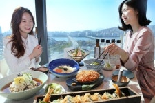 한강 보면서 식사…현대百, 천호점 식당가 스카이라운지로 변신