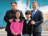 文·金, 민통선 대성동 화동 2명으로부터 꽃다발 받아(속보)