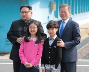 [포토]어린이들과 기념촬영하는 문재인-김정은