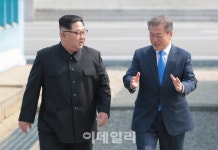 [포토]문재인 대통령-김정은 위원장, 화기애애