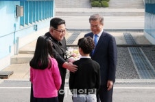 [포토]화동으로 부터 꽃다발 받은 김정은 국무위원장