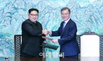 [포토]문재인-김정은, 비핵화 담은 '판문점 선언' 서명