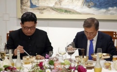 [포토] 문재인·김정은, 냉면을 대하는 진지함