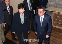 아모레신영주(특) | [포토]'기업인들과의 대화' 참석하는 김영주-김준동