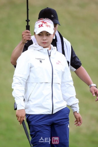 [포토] 김지영 '여기 저기 꼼꼼히 살핀다'