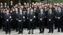 [포토]故 구본무 LG 회장 발인, 인사하는 유가족들
