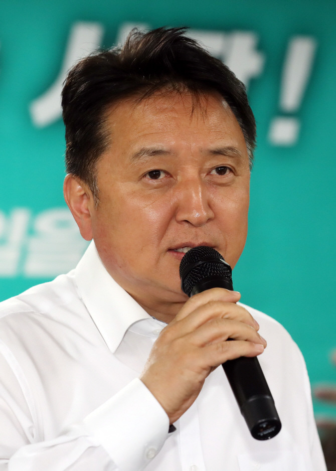 김영환 충북도지사, 재선 유력…경쟁자 활약에 주목