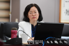 [포토]회의 시작 기다리는 조성욱 교수