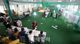 [포토]야구부실내훈련장에 마련된 투표소