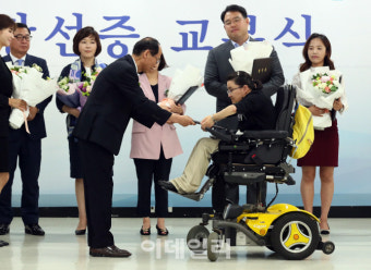 [포토]당선증 받는 김소영 서울시의원 당선인