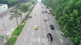 [포토]사람이 뛰어드니 딱 멈춰서네!…영동대교 지나는 자율주행차
