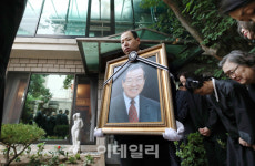 [포토]청구동 자택 나서는 영정