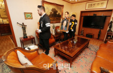 [포토]청구동 자택 응접실 지나는 고 김종필 전 국무총리