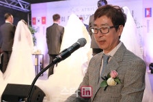 [포토] 서원밸리 다문화가정 합동결혼식 사회를 맡은 레저신문 이종현국장