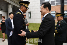 [포토]평택 주한미군사령부 개관식, 악수하는 송영무-빈센트 브룩스