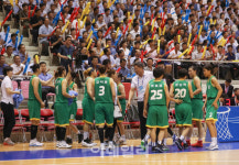 [포토]작전 회의하는 남북통일농구경기 번영팀