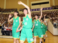 [포토]손 흔들며 입장하는 남북통일농구경기 번영팀