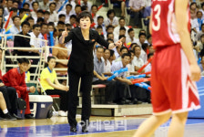 [포토] 지시하는 북한 정성심 코치
