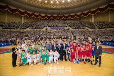 [포토]류경정주영체육관에서 기념촬영하는 남북통일농구 선수단