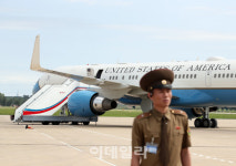 [포토]평양 순안공항에 보이는 美 정부기