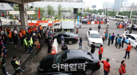 [포토]도로 하나를 사이에 두고 팽팽한 신경전