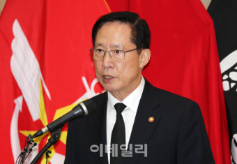 [포토]추모사하는 송영무 장관