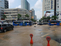 충무로역 인근 물바다...도로 함몰·토사로 교통 통제